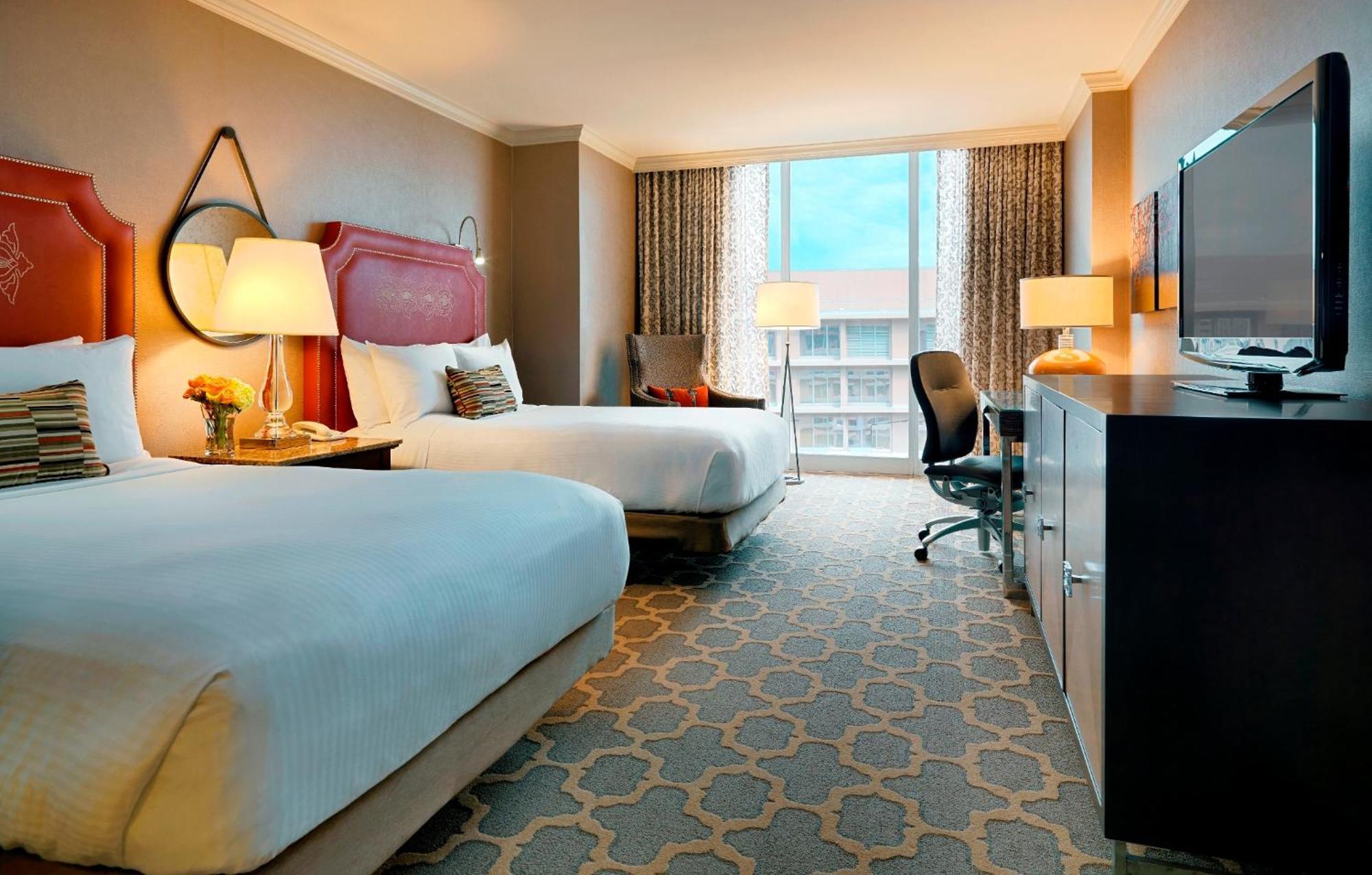 Fairmont Gold Queen Room Two Queen Beds City View,1706827702:JPEG