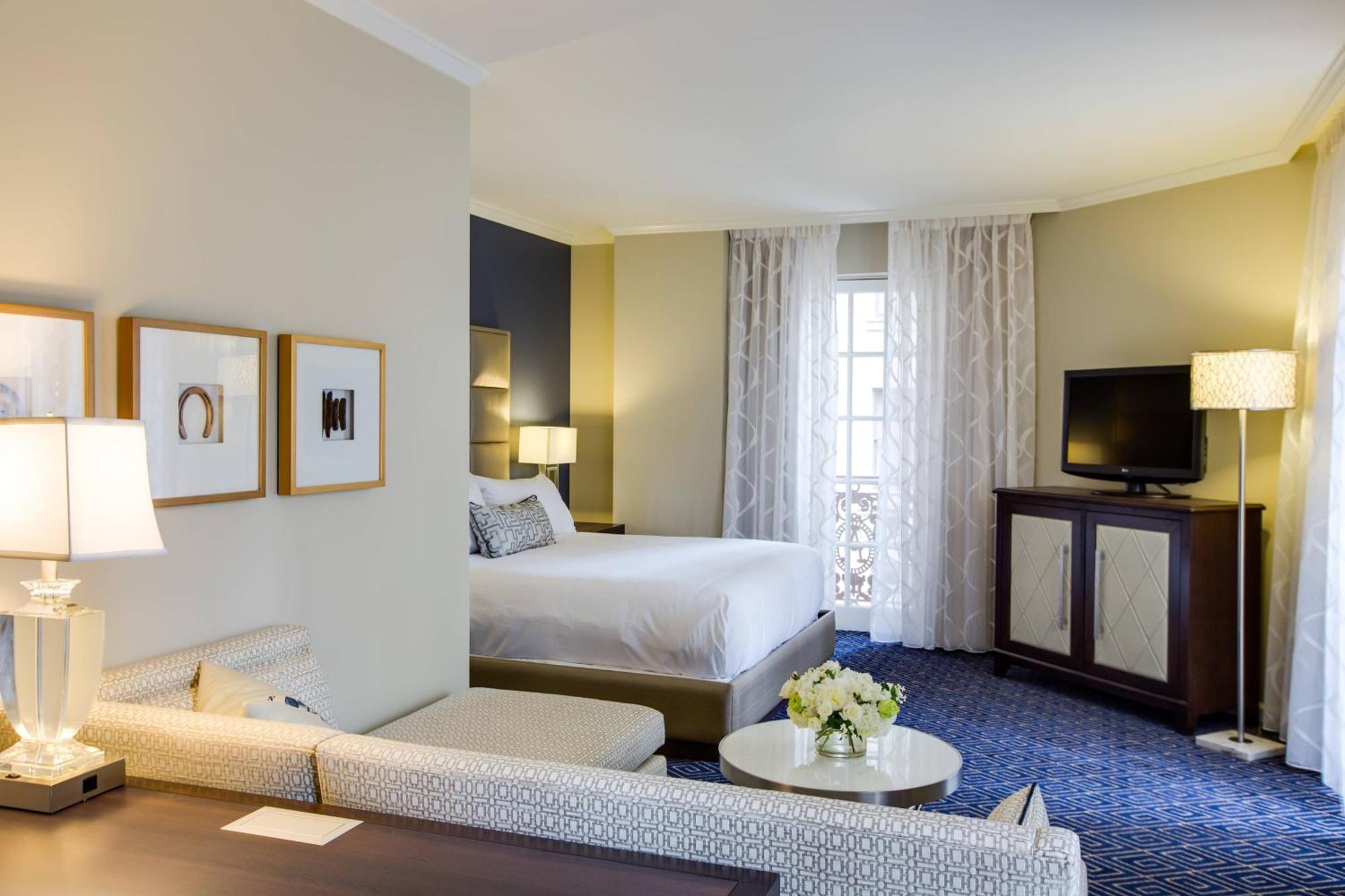 Executive Junior Suite 1 King Bed Corner location,1643138503:JPEG